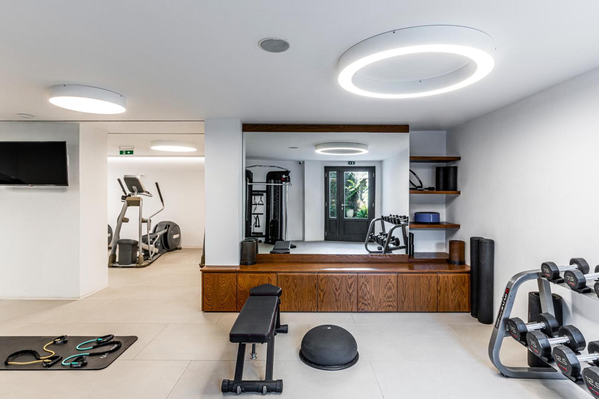 Orama Hotel & Spa Тира Экстерьер фото A home gym
