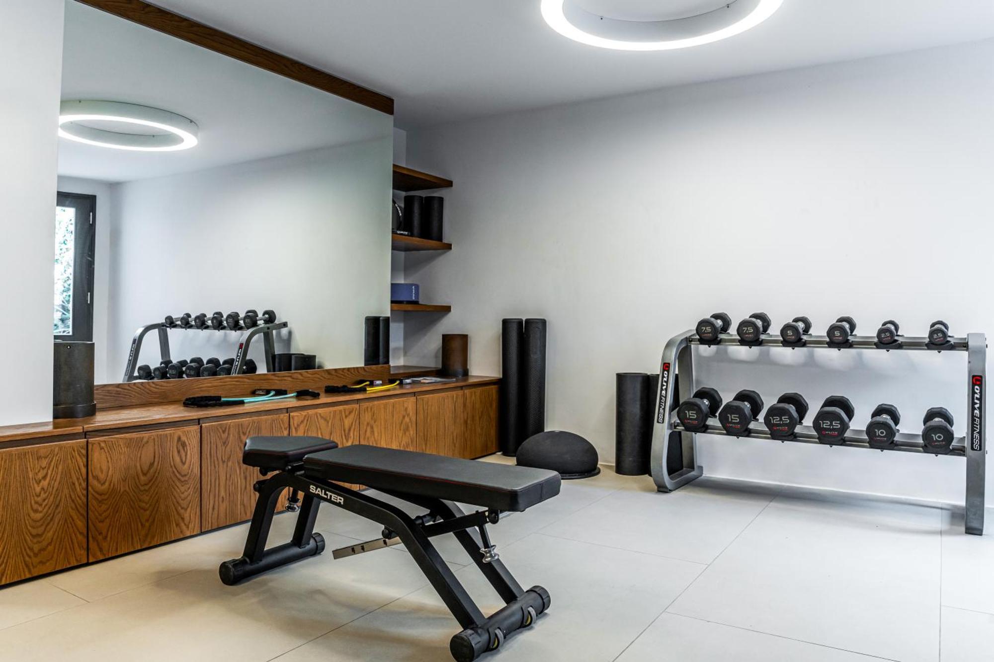 Orama Hotel & Spa Тира Экстерьер фото A home gym